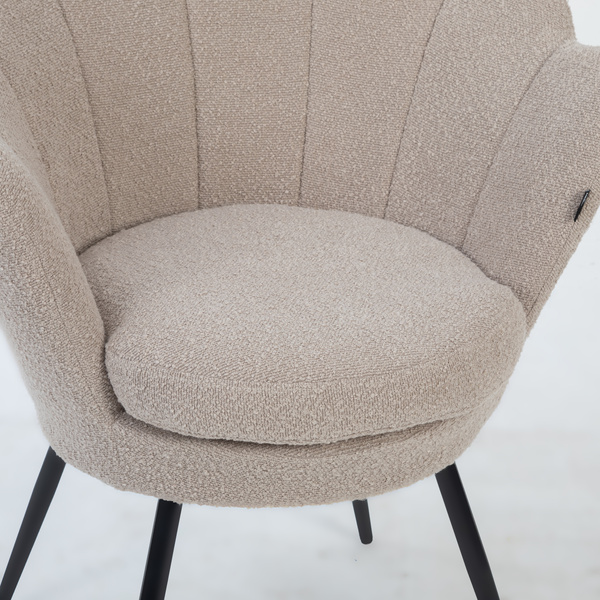 MUSZELKA FOTEL FREY LATTE BARANEK CZARNE NOGI